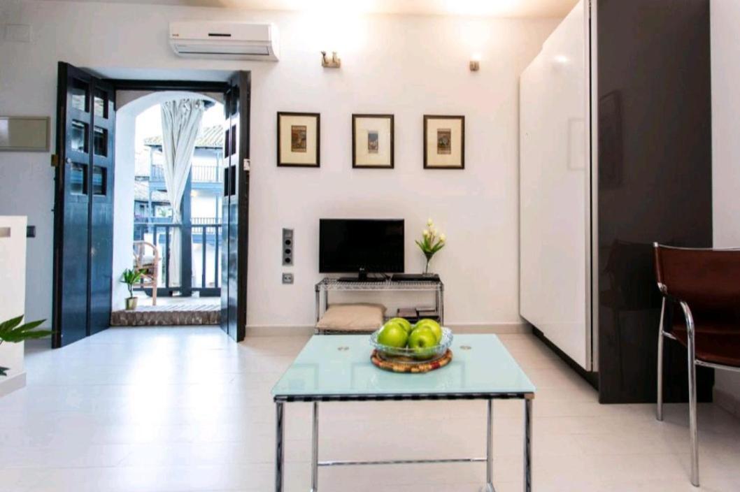 Apartamento En Monumento Historico Nacional Corral Del Conde-Duque De Olivares Sevilla Kültér fotó